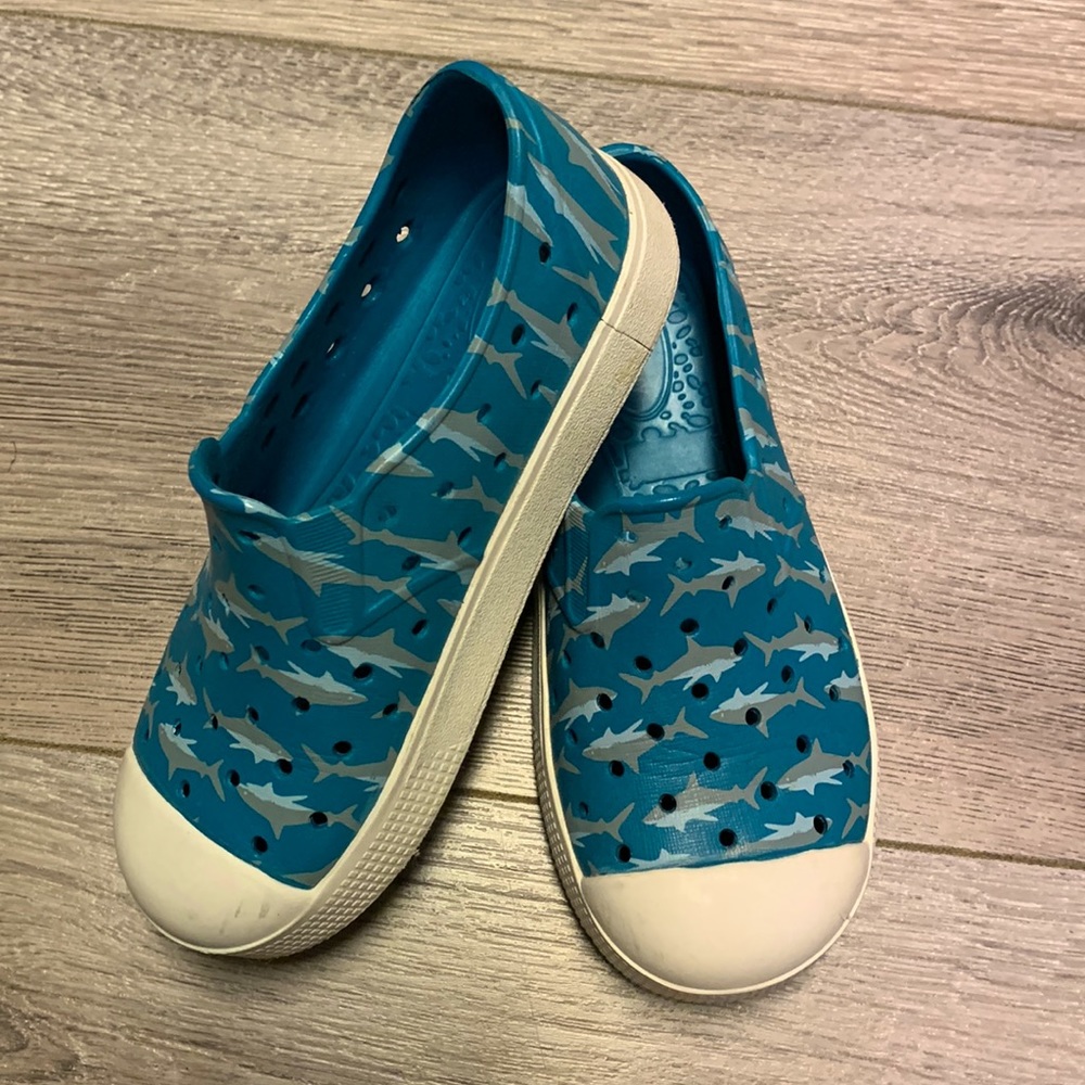 COPY - Kids Boys Old Navy croc like rubber shark print summer shoes Size 10